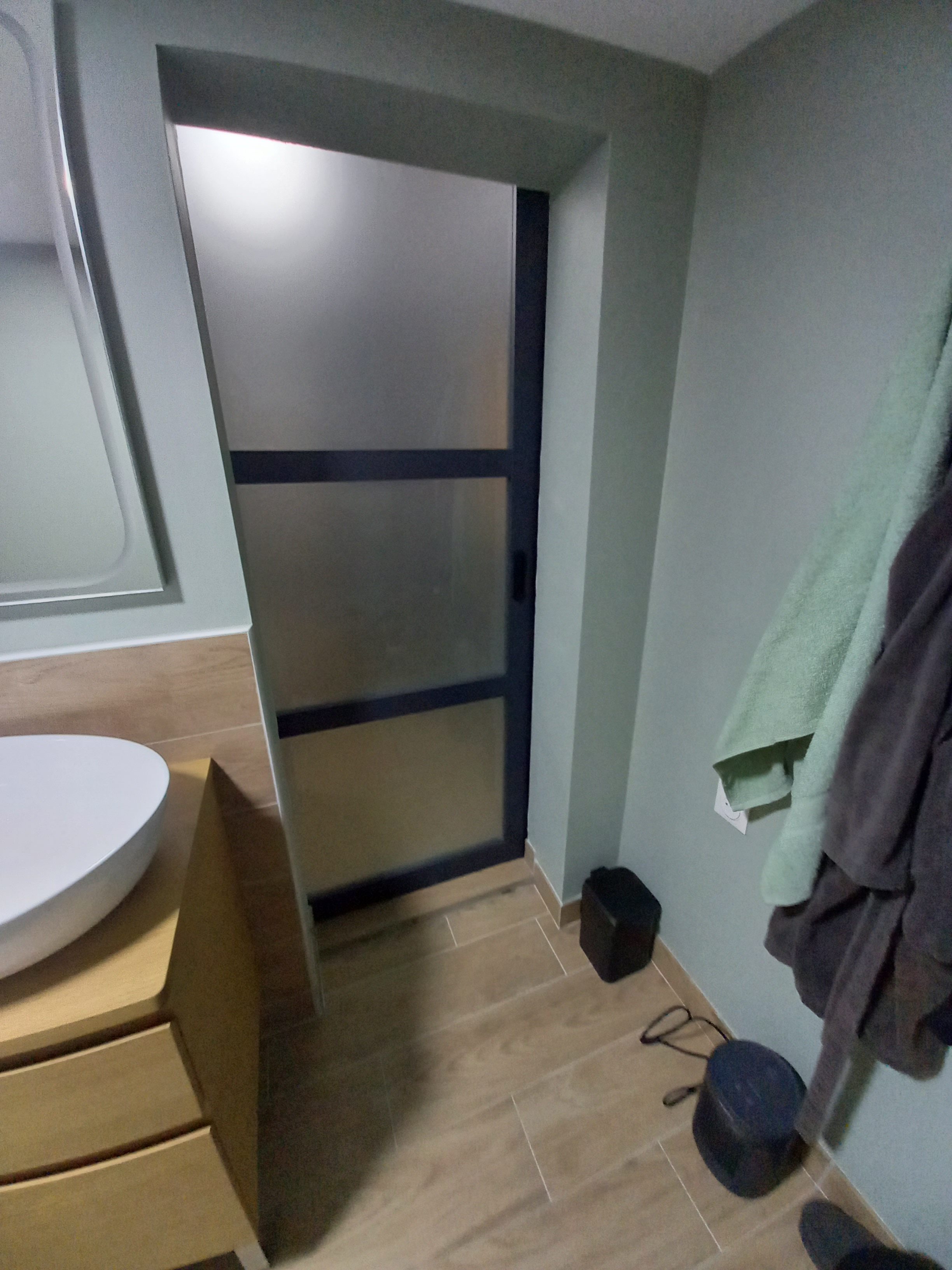 ouverture de la salle de bain vue de l'intérieur